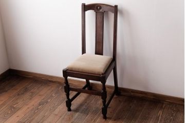 アンティーク家具　イギリスアンティーク　控えめな装飾と落ち着いた色味が魅力的なダイニングチェア(ワークチェア、椅子)