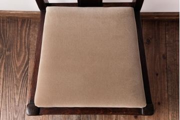 アンティーク家具　イギリスアンティーク　控えめな装飾と落ち着いた色味が魅力的なダイニングチェア(ワークチェア、椅子)