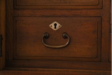 アンティーク家具　和製アンティーク　ケヤキの杢目が美しい上手物のローボード(ローチェスト、リビングボード)