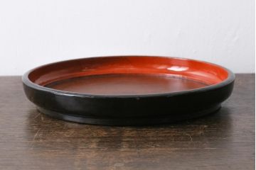 アンティーク雑貨　漆塗り　ケヤキ一枚板　杢目の美しさを引き立てる朱塗りが鮮やかな丸盆(漆器、トレー)