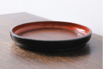 アンティーク雑貨　漆塗り　ケヤキ一枚板　杢目の美しさを引き立てる朱塗りが鮮やかな丸盆(漆器、トレー)