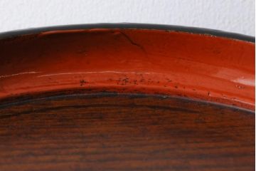 アンティーク雑貨　漆塗り　ケヤキ一枚板　杢目の美しさを引き立てる朱塗りが鮮やかな丸盆(漆器、トレー)