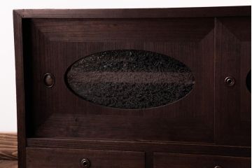 アンティーク家具　和製アンティーク　リメイク　丸窓が粋な雰囲気を加えるローボード(戸棚、収納棚)