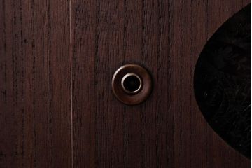 アンティーク家具　和製アンティーク　リメイク　丸窓が粋な雰囲気を加えるローボード(戸棚、収納棚)