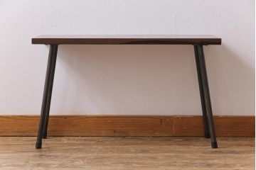 アンティーク雑貨　リメイク家具　栓材一枚板　古材の風合いを活かした小振りなベンチ(板座チェア、椅子、花台、飾り台)(1)