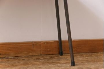 アンティーク雑貨　リメイク家具　栓材一枚板　古材の風合いを活かした小振りなベンチ(板座チェア、椅子、花台、飾り台)(1)