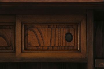 アンティーク家具　和製アンティーク　ケヤキの杢目が美しい上手物の脚付きローボード(ローチェスト、リビングボード)