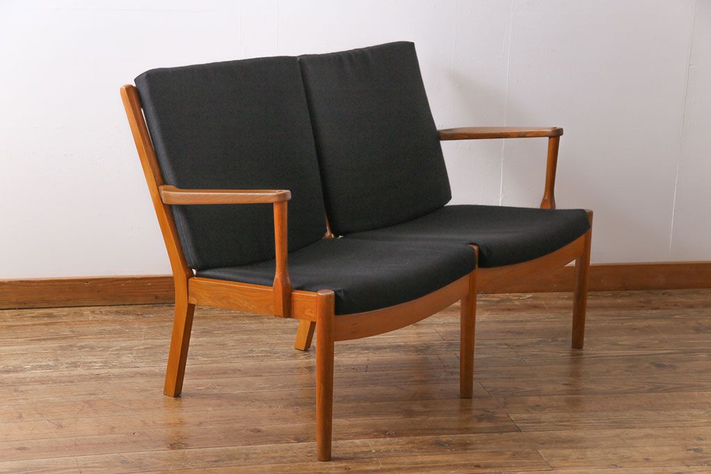 ヴィンテージ家具　ビンテージ　デンマーク製　スタイリッシュな雰囲気が格好いいアームソファ(2人掛けソファ)