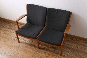 ヴィンテージ家具　ビンテージ　デンマーク製　スタイリッシュな雰囲気が格好いいアームソファ(2人掛けソファ)