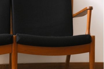 ヴィンテージ家具　ビンテージ　デンマーク製　スタイリッシュな雰囲気が格好いいアームソファ(2人掛けソファ)