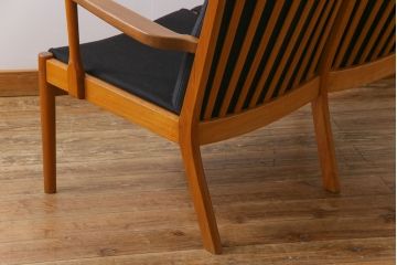 ヴィンテージ家具　ビンテージ　デンマーク製　スタイリッシュな雰囲気が格好いいアームソファ(2人掛けソファ)