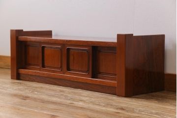 ヴィンテージ家具　ビンテージ　カリン材無垢材　小振りながら重厚感のある置き床(ローボード、戸棚、花梨材)