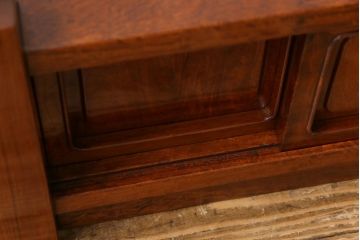 ヴィンテージ家具　ビンテージ　カリン材無垢材　小振りながら重厚感のある置き床(ローボード、戸棚、花梨材)