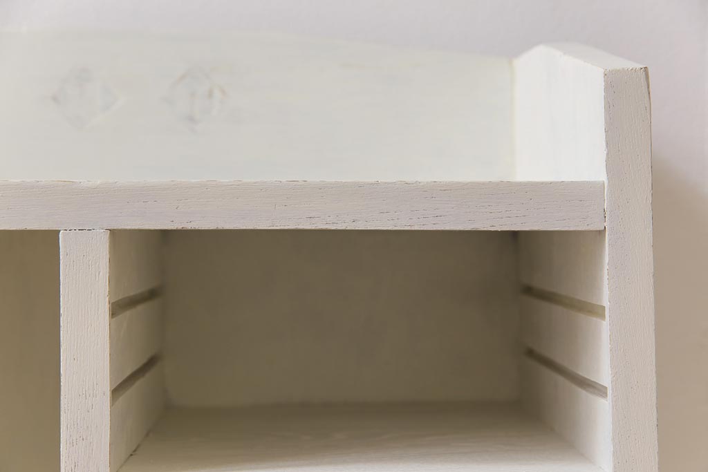 ペイント家具　レトロな雰囲気漂う可愛らしい飾り棚(本棚、引き出し)