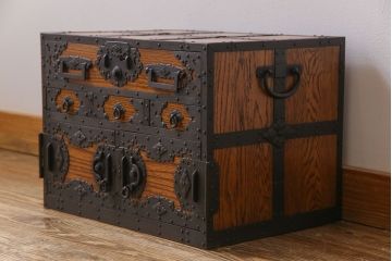 中古　工芸品　ケヤキ材　上手物　手打ち金具が趣深い船箪笥(帳箱、小箪笥)