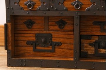 中古　工芸品　ケヤキ材　上手物　手打ち金具が趣深い船箪笥(帳箱、小箪笥)