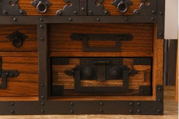 中古　工芸品　ケヤキ材　上手物　手打ち金具が趣深い船箪笥(帳箱、小箪笥)