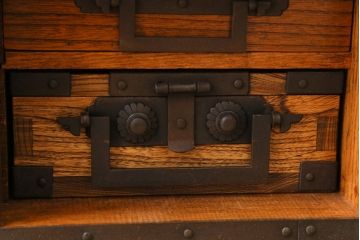 中古　工芸品　ケヤキ材　上手物　手打ち金具が趣深い船箪笥(帳箱、小箪笥)