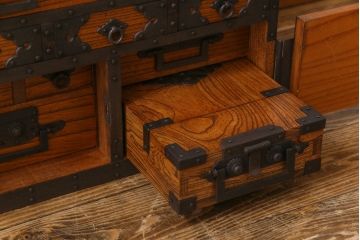 中古　工芸品　ケヤキ材　上手物　手打ち金具が趣深い船箪笥(帳箱、小箪笥)
