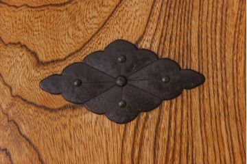 中古　工芸品　ケヤキ材　上手物　手打ち金具が趣深い船箪笥(帳箱、小箪笥)
