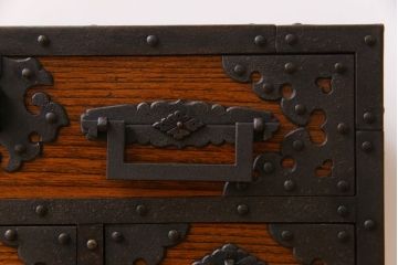 中古　工芸品　ケヤキ材　上手物　手打ち金具が趣深い船箪笥(帳箱、小箪笥)