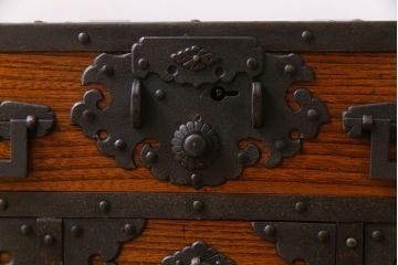 中古　工芸品　ケヤキ材　上手物　手打ち金具が趣深い船箪笥(帳箱、小箪笥)