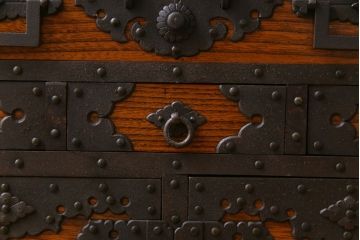 中古　工芸品　ケヤキ材　上手物　手打ち金具が趣深い船箪笥(帳箱、小箪笥)