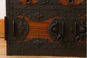 中古　工芸品　ケヤキ材　上手物　手打ち金具が趣深い船箪笥(帳箱、小箪笥)