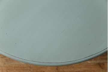 ペイント家具　すっきりとしたフォルムが美しいカフェテーブル(ラウンドテーブル、サイドテーブル)