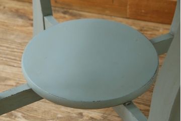 ペイント家具　すっきりとしたフォルムが美しいカフェテーブル(ラウンドテーブル、サイドテーブル)