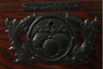 中古　岩谷堂箪笥　北国1号　桐紋　迫力のある杢目と金具の整理箪笥(和タンス、チェスト、桐箪笥、桐たんす)(定価約34万円)(1)