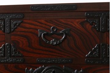 中古　岩谷堂箪笥　北国1号　桐紋　迫力のある杢目と金具の整理箪笥(和タンス、チェスト、桐箪笥、桐たんす)(定価約34万円)(1)