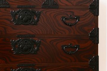 中古　岩谷堂箪笥　北国1号　桐紋　迫力のある杢目と金具の整理箪笥(和タンス、チェスト、桐箪笥、桐たんす)(定価約34万円)(1)