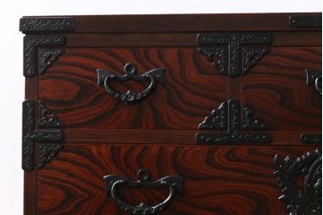 中古　岩谷堂箪笥　北国1号　桐紋　迫力のある杢目と金具の整理箪笥(和タンス、チェスト、桐箪笥、桐たんす)(定価約34万円)(2)