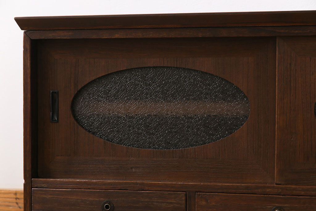 リメイク家具　ダイヤガラス入り!　丸窓が愛らしい箪笥ローボード(リビングボード、戸棚)