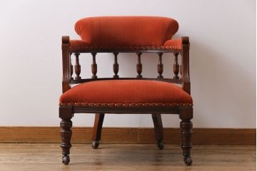 アンティーク家具　イギリスアンティーク　ウォールナット　上品でクラシカルな佇まいが素敵なアームチェア(サロンチェア、1人掛けソファ)