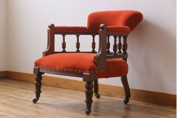 アンティーク家具　イギリスアンティーク　ウォールナット　上品でクラシカルな佇まいが素敵なアームチェア(サロンチェア、1人掛けソファ)