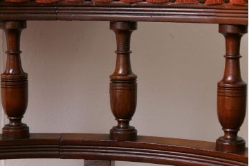 アンティーク家具　イギリスアンティーク　ウォールナット　上品でクラシカルな佇まいが素敵なアームチェア(サロンチェア、1人掛けソファ)