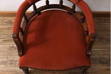 アンティーク家具　イギリスアンティーク　ウォールナット　上品でクラシカルな佇まいが素敵なアームチェア(サロンチェア、1人掛けソファ)