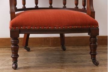 アンティーク家具　イギリスアンティーク　ウォールナット　上品でクラシカルな佇まいが素敵なアームチェア(サロンチェア、1人掛けソファ)
