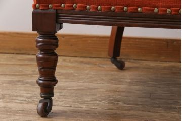 アンティーク家具　イギリスアンティーク　ウォールナット　上品でクラシカルな佇まいが素敵なアームチェア(サロンチェア、1人掛けソファ)