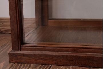 アンティーク家具　昭和初期　ケヤキ材　シンプルながらも高級感漂うロータイプのガラスケース(ショーケース、店舗什器)