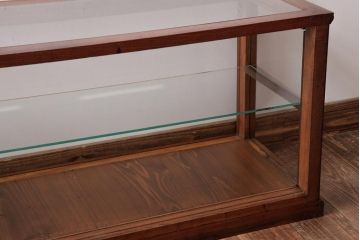 アンティーク家具　昭和初期　ケヤキ材　シンプルながらも高級感漂うロータイプのガラスケース(ショーケース、店舗什器)