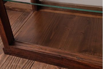 アンティーク家具　昭和初期　ケヤキ材　シンプルながらも高級感漂うロータイプのガラスケース(ショーケース、店舗什器)