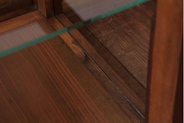 アンティーク家具　昭和初期　ケヤキ材　シンプルながらも高級感漂うロータイプのガラスケース(ショーケース、店舗什器)