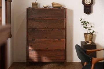 アンティーク家具　リメイク品　明治期の松材を利用したパタパタ扉の脚付き収納棚(戸棚、下駄箱、キャビネット)(1)