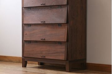 アンティーク家具　リメイク品　明治期の松材を利用したパタパタ扉の脚付き収納棚(戸棚、下駄箱、キャビネット)(1)