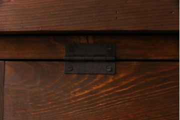 アンティーク家具　リメイク品　明治期の松材を利用したパタパタ扉の脚付き収納棚(戸棚、下駄箱、キャビネット)(1)