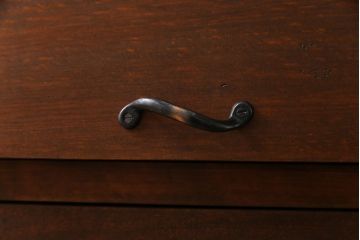 アンティーク家具　リメイク品　明治期の松材を利用したパタパタ扉の脚付き収納棚(戸棚、下駄箱、キャビネット)(1)