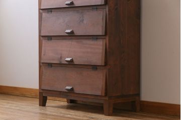 アンティーク家具　リメイク品　明治期の松材を利用したパタパタ扉の脚付き収納棚(戸棚、下駄箱、キャビネット)(2)